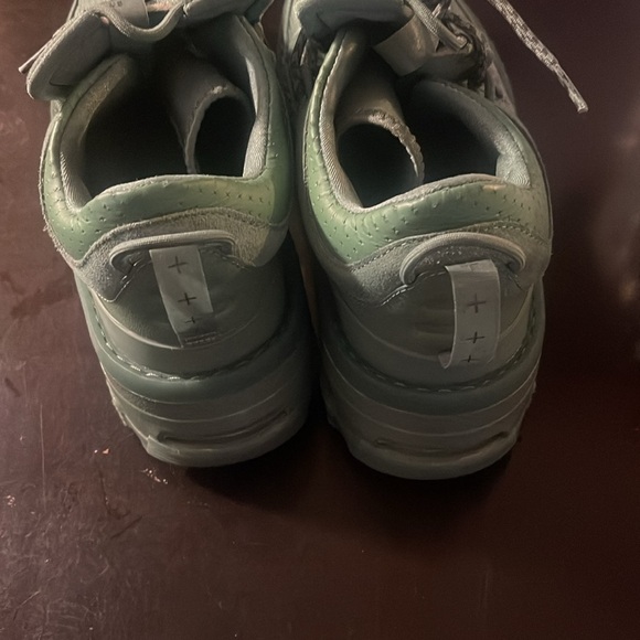 Green, very nice to wear - Picture 3 of 4